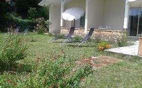 Chambres Blanches , bâtiment secondaire hotel la Caravelle, vue jardin